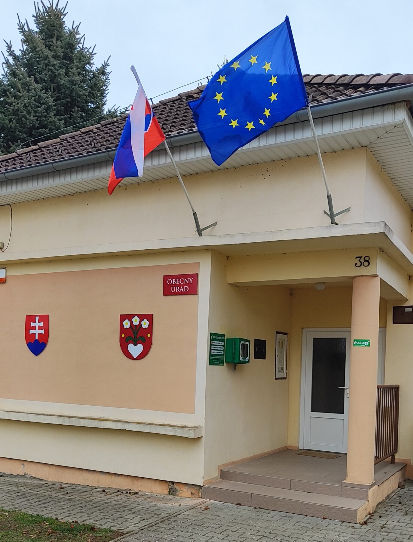 Budova obecného úradu s AED